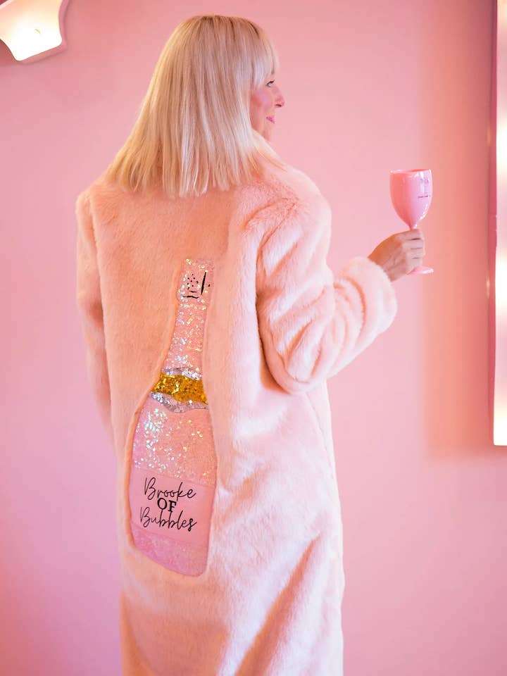 Brooke Of Bubbles: Lång rosa fuskpälskappa för wholesale av BuddyLove