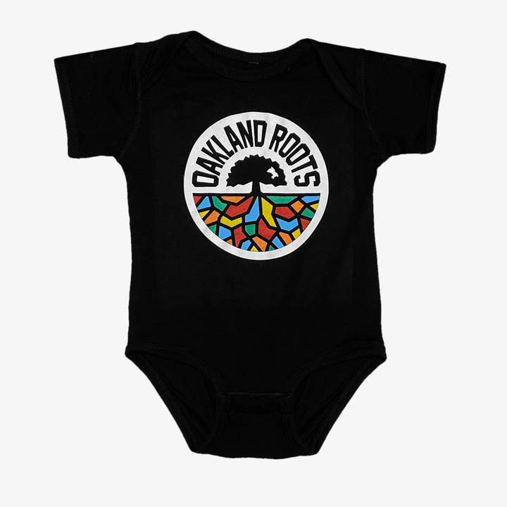 Infant Oakland Roots SC-logotyp i ett stycke för wholesale av Oaklandish