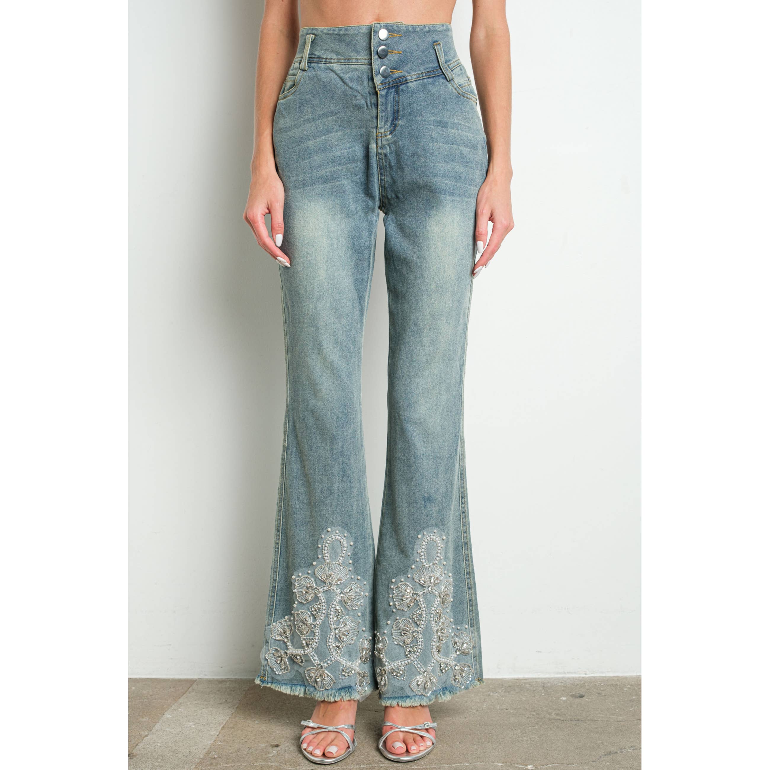 Lichte denim KIWI stretch denim jeans met uitlopende pijpen en geborduurde kraaltjes voor groothandel op Faire5