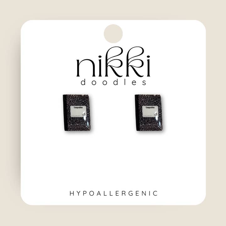 Composition Notebook School Supplies, nuovi orecchini a bottone per la vendita all'ingrosso da parte di Nikki Doodles