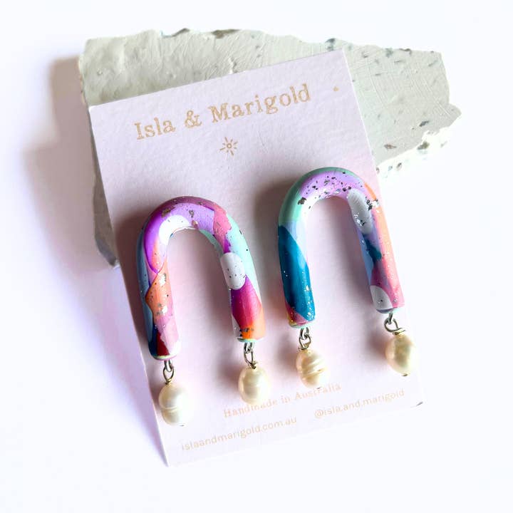 Boucles d'oreilles arc-en-ciel en pâte polymère - Arch Pearl pour la vente par Isla & Marigold