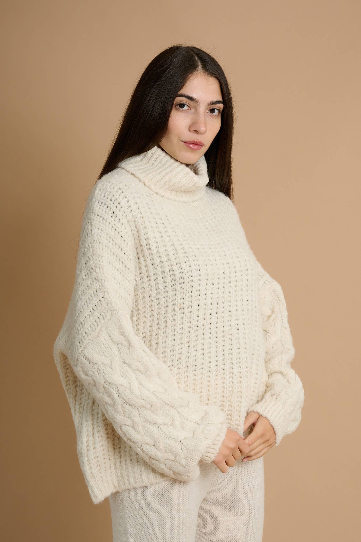 AMELÉ - Wholesale Knit Sweater - Women's - Soft turtleneck oversized sweater0