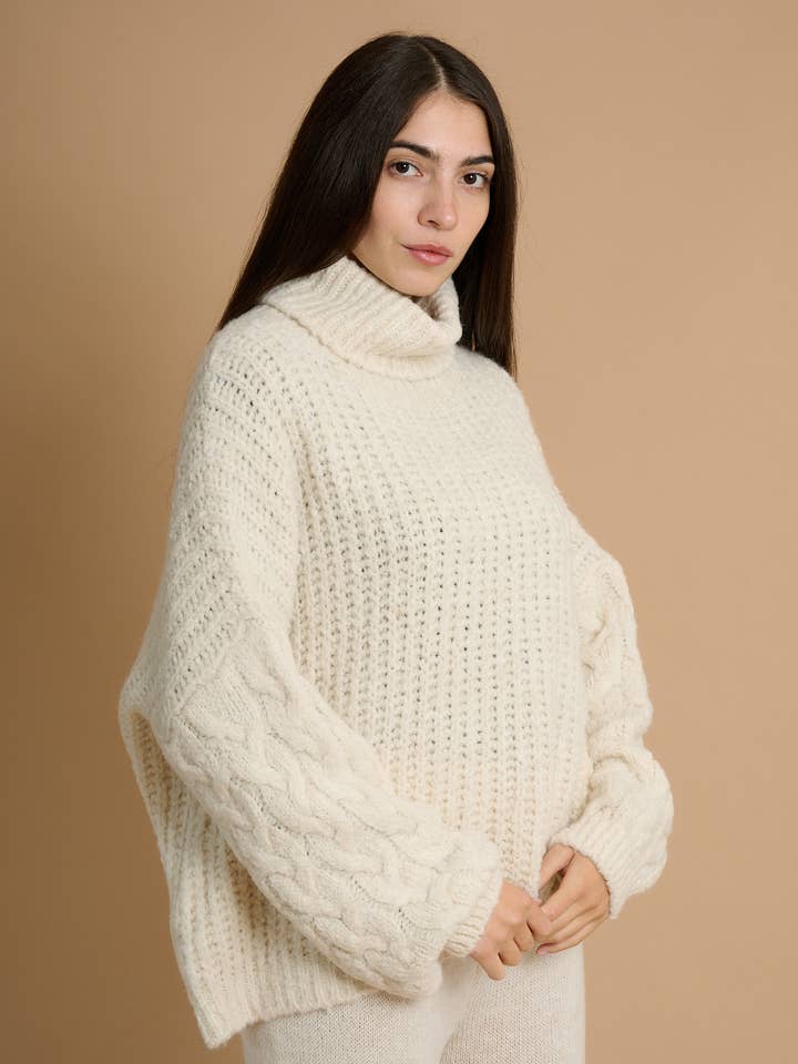 AMELÉ - Wholesale Knit Sweater - Women's - Soft turtleneck oversized sweater0