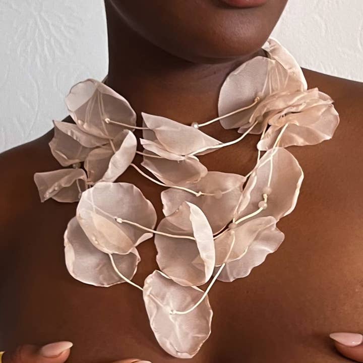 Collier Fleur Fille pour la vente par Milli London