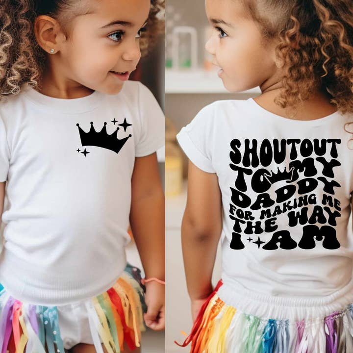 T-shirt « Shout Out to My Daddy for Making Me the Way I Am » pour la vente par Cash & Drix Wholesale