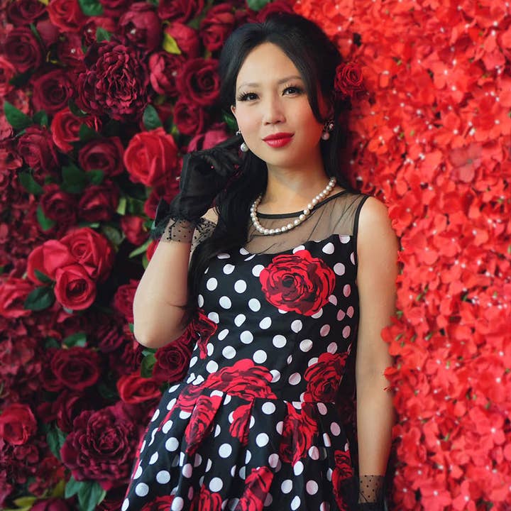 Elizabeth vintage kjole med polkaprikker og roser i sort-rød for engroshandel hos Dolly & Dotty