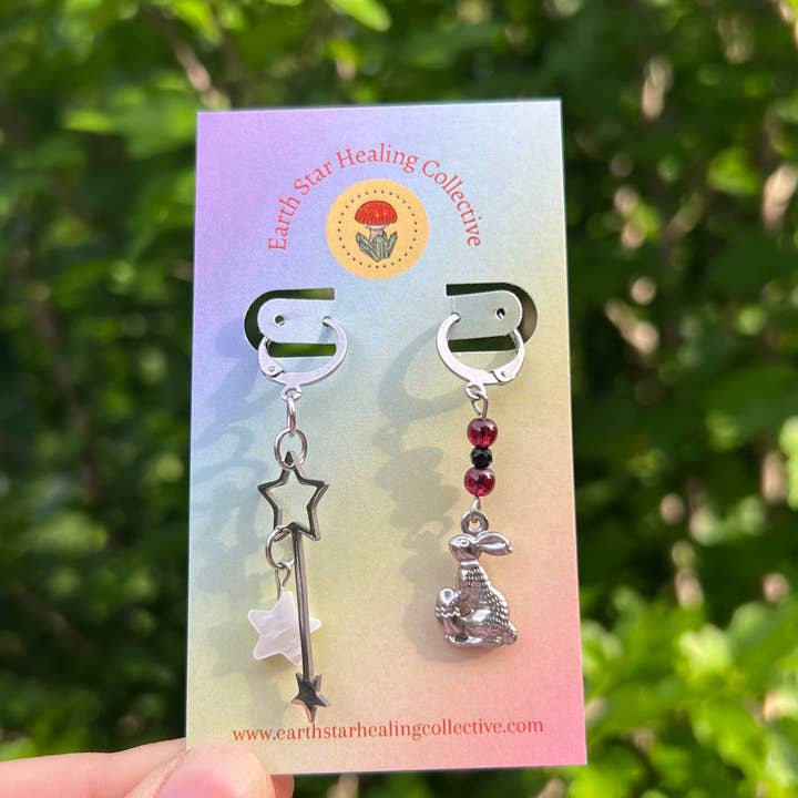 Orecchini Bacchetta e Coniglio - Chappell Roan - Granato - Acciaio per la vendita all'ingrosso da parte di Earth Star Healing Collective