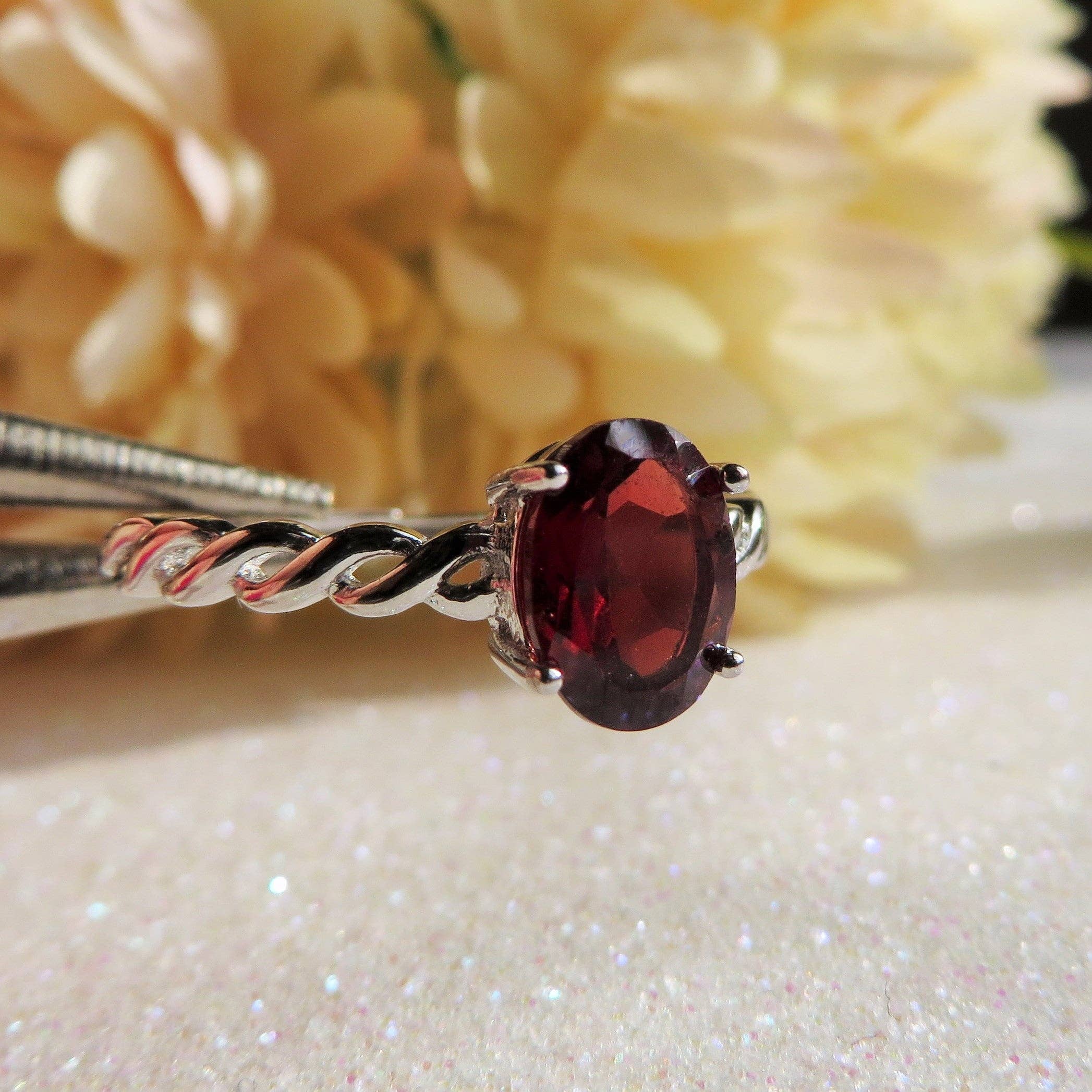 GRANATRÖD bas SILVER ARUNA justerbar ring med naturlig röd granat för wholesale på Faire2