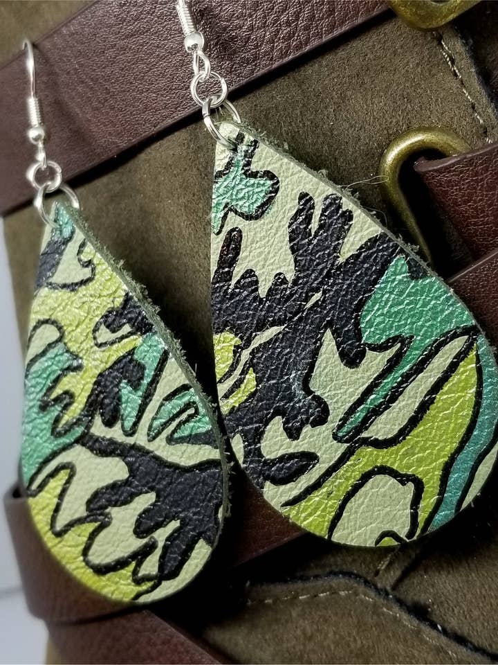 Orecchini a goccia in morbida pelle verniciata mimetica per la vendita all'ingrosso da parte di Simply Raevyn