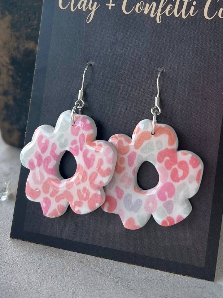 Funky sjov sommer gepard blomst på en fiskekrog for engroshandel hos Clay & Confetti Co.