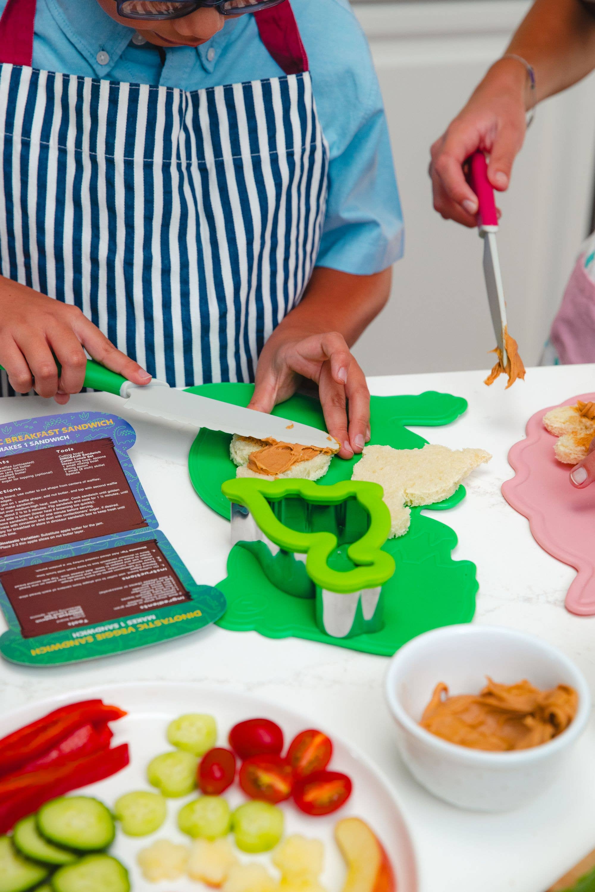 Handstand Kitchen – wholesale Kitchen tool/gadget – Sandwich Cutter Lunch Set PDQ – Dino, Heart, Unicorn, Rocket8