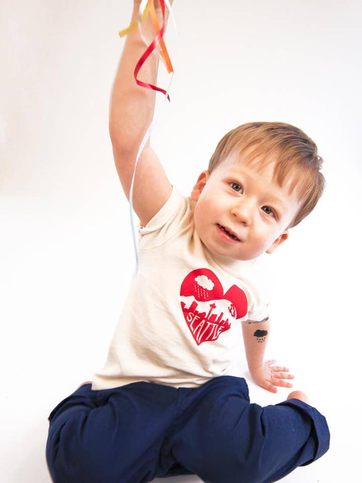 Seattle Love — Maglietta per bambini in cotone biologico per la vendita all'ingrosso da parte di Orange Twist Studio LLC