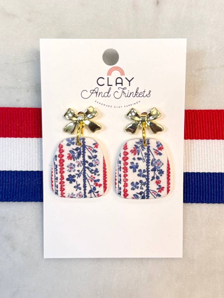 Boucles d'oreilles pendantes florales Dillion du 4 juillet pour la vente par Clay and Trinkets