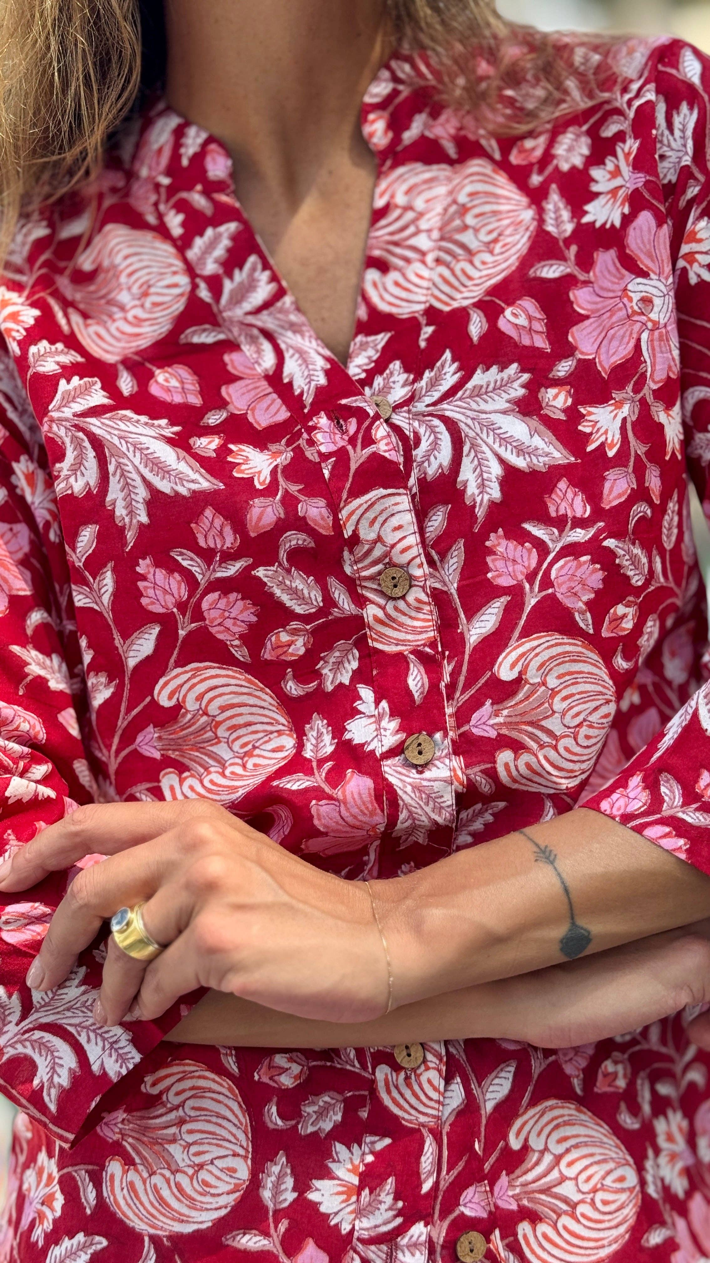 MALINI FASHION DESIGN PRIVATE LIMITED - Wholesale Button Down Shirt - Women's - Camicia Donna in Cotone Indiano Block Print – Rossa con Fiori, Maniche 3/4, Colletto a V e Bottoni in Legno3