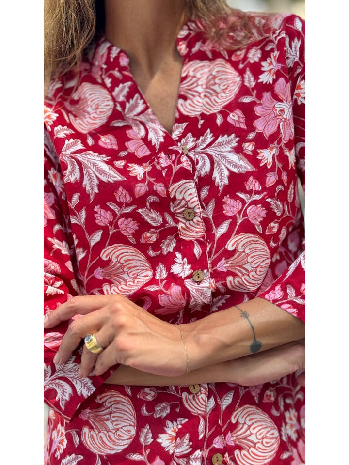MALINI FASHION DESIGN PRIVATE LIMITED - Wholesale Button Down Shirt - Women's - Camicia Donna in Cotone Indiano Block Print – Rossa con Fiori, Maniche 3/4, Colletto a V e Bottoni in Legno3