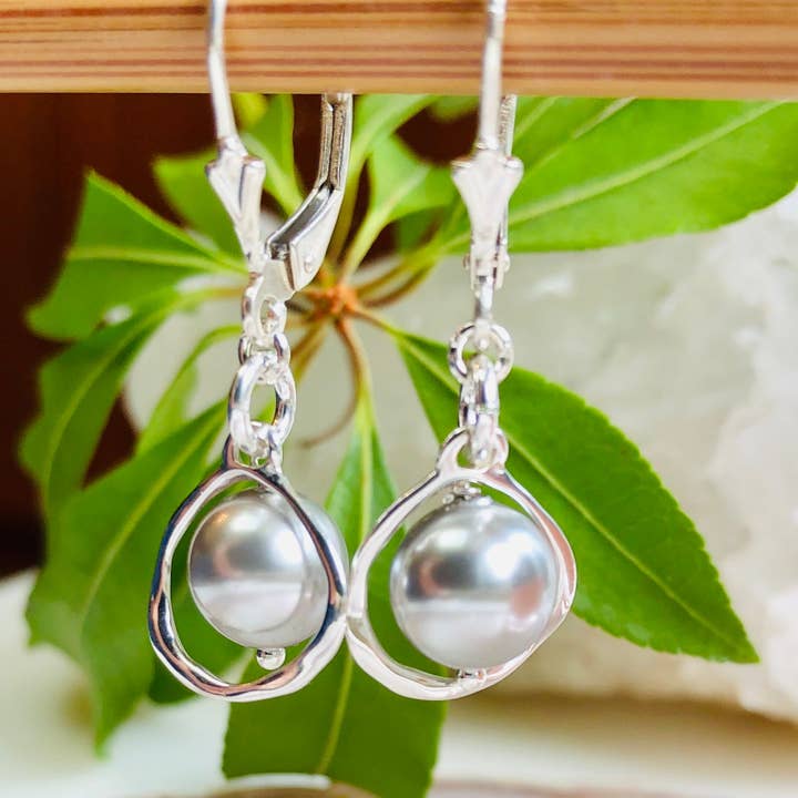 Lydia Oorbellen - Caged Pearls voor wholesale door Howling Dog Artisan Jewellery