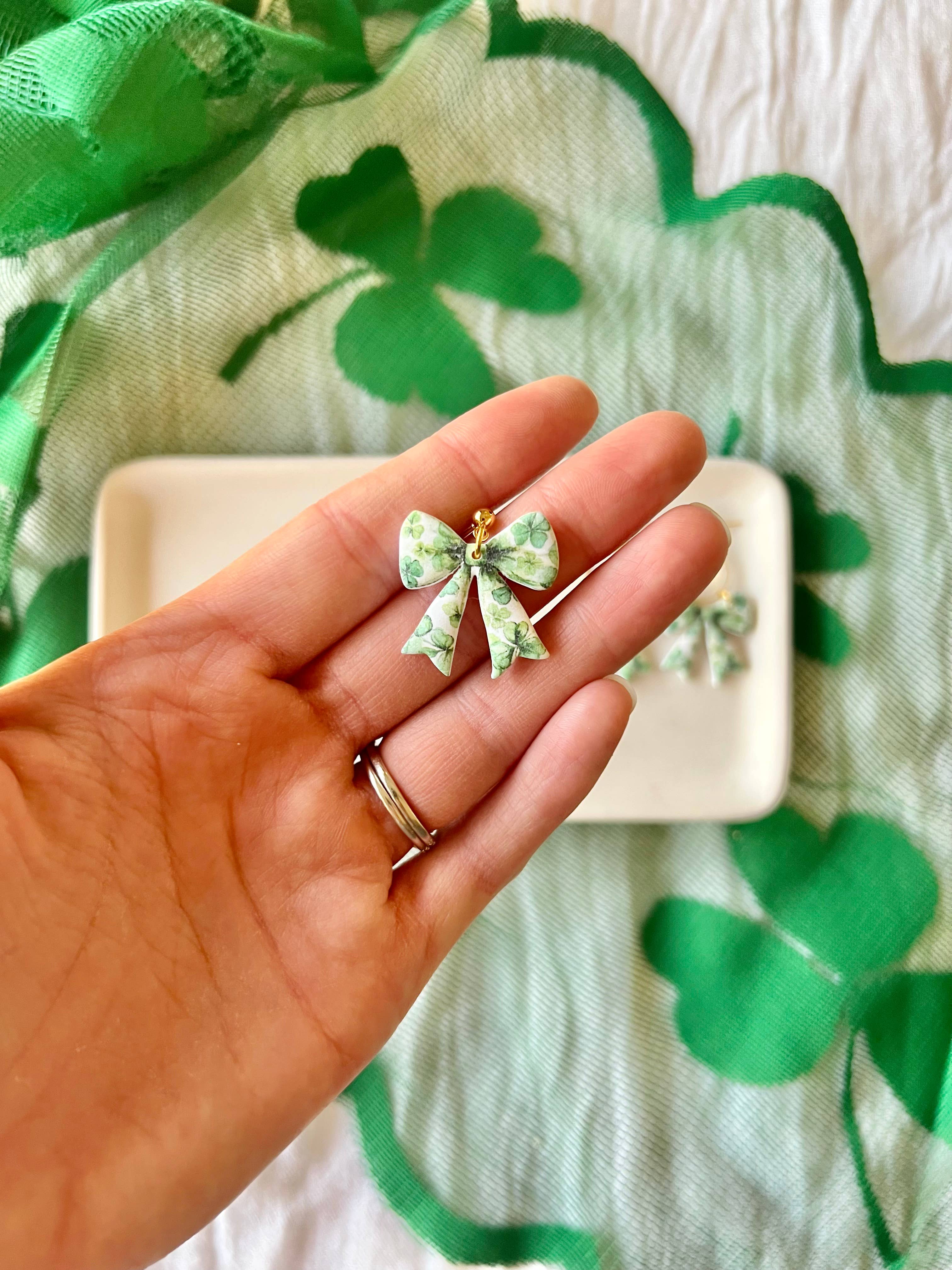 SeizeTheClayJewelry - Vente Boucles d'oreilles pendantes - Boucles d'oreilles nœud trèfle, Boucles d'oreilles nœud trèfle à quatre feuilles, Nœud porte-bonheur0