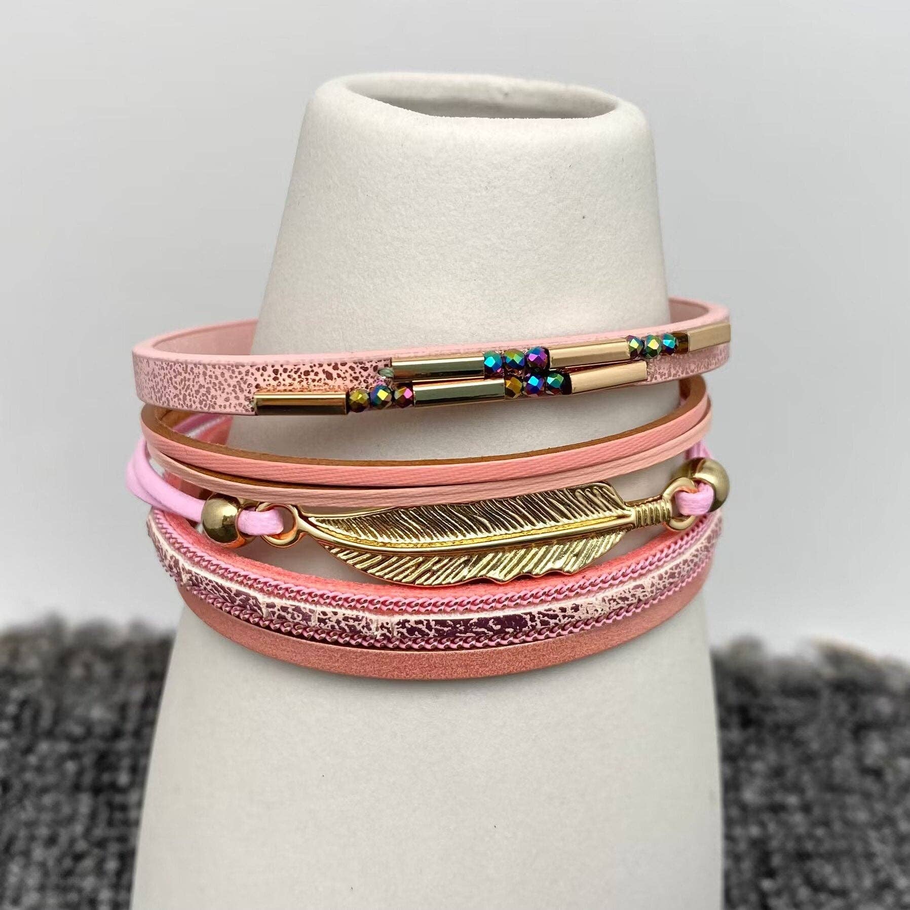 Mio Queena – Großhandel Armreif – Boho Metallfedern Multi-Lagen Lederarmband - BJ/LB5