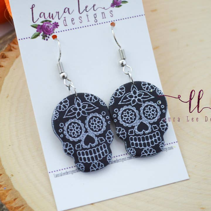 Orecchini in argilla con teschio nero per la vendita all'ingrosso da parte di Laura Lee Designs