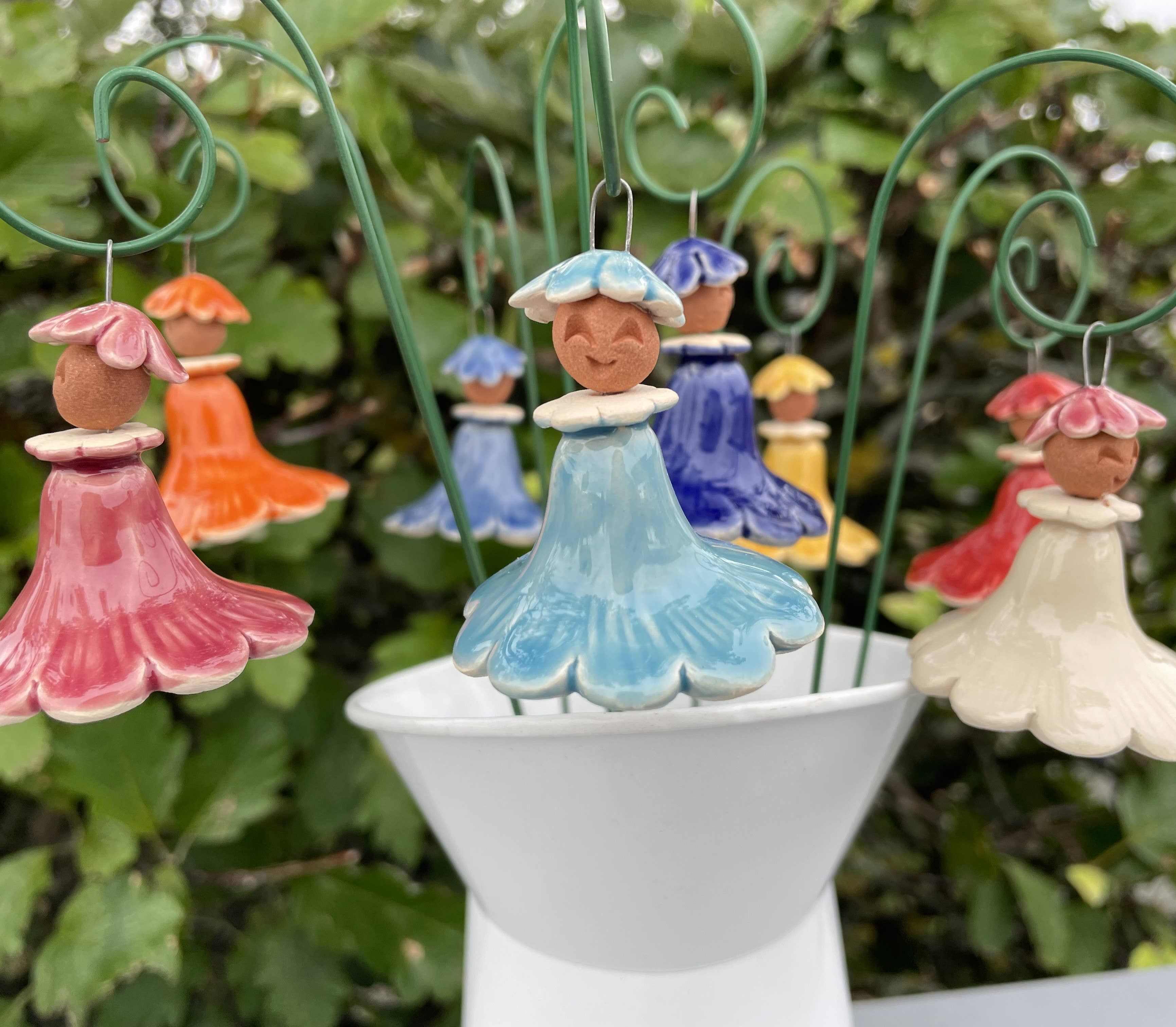 Pannonhem AB. – Großhandel Gartendeko/-schmuck – Hängende bunte Feen aus Keramik10