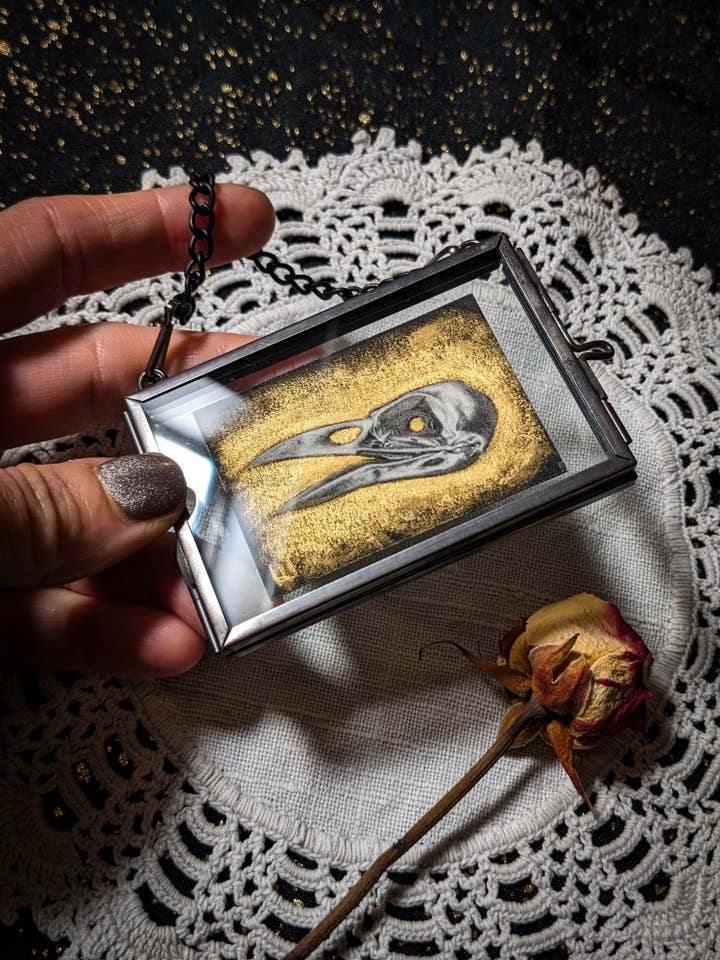 Krähen-Schädel Mini-Druck, Schwarzer Glasrahmen für den Großhandel von Studio Umbralux