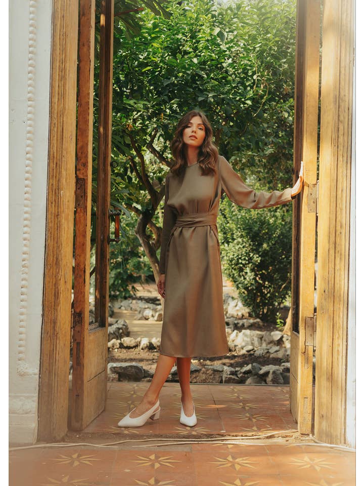 Nich Linen - Wholesale Jurk - Dames - Wikkeljurk van linnen met ceintuur in kaki groen, lange damesjurk1