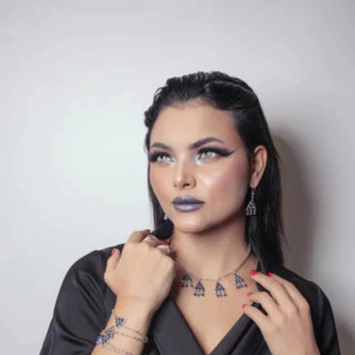 Chaîne en argent avec cinq triangles en lapis-lazuli pour la vente par KUCHI LUXURY