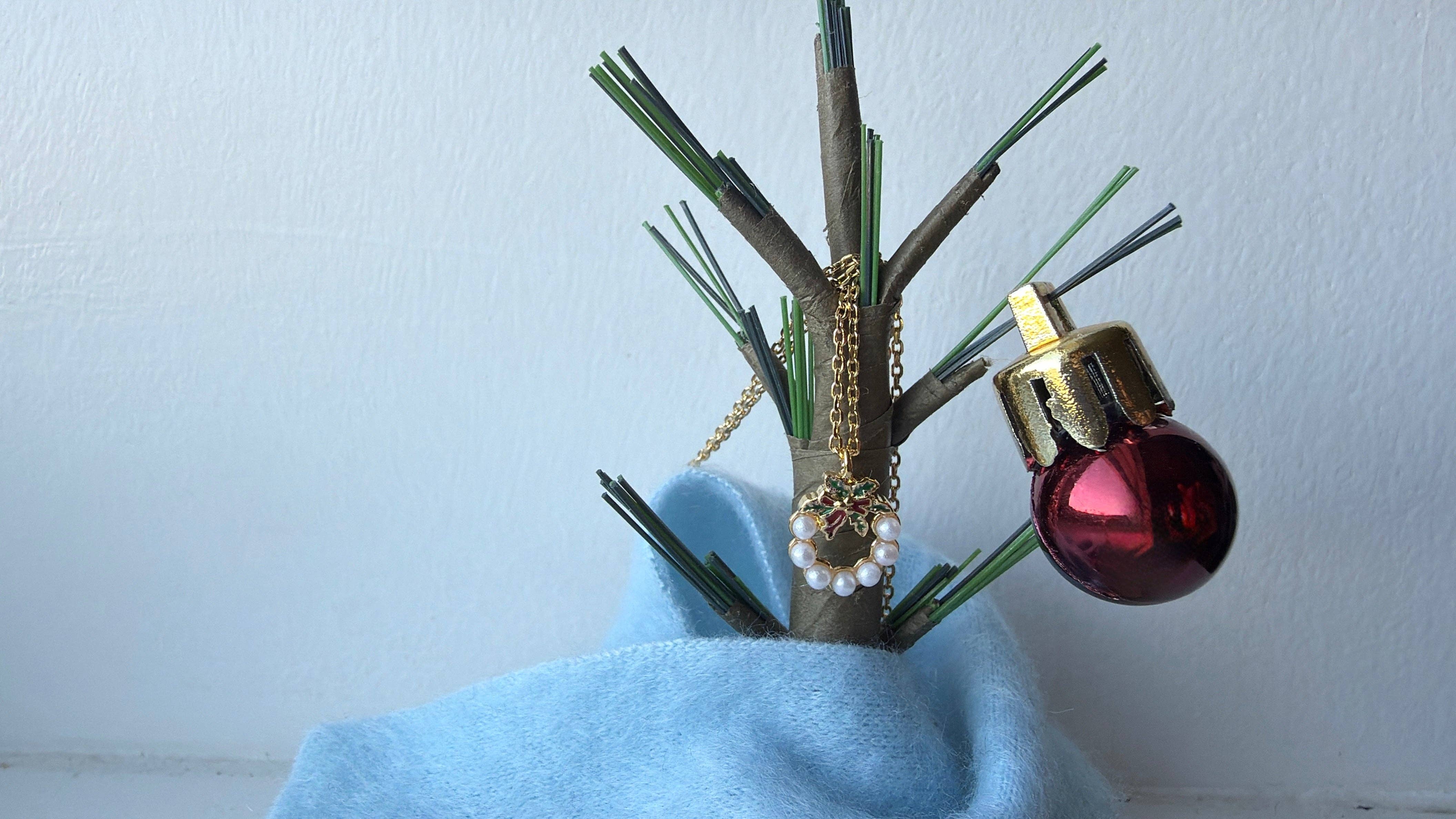 Gold Holiday Wreath Necklace for wholesale on Faire3