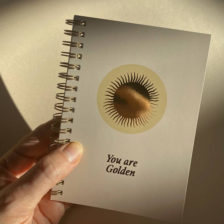 Anna Cosma - Venta al por mayor Conjunto de bolsas de regalo - Set de regalo - Eres dorado - Bolsa, cuaderno y marcapáginas con diseño de sol3