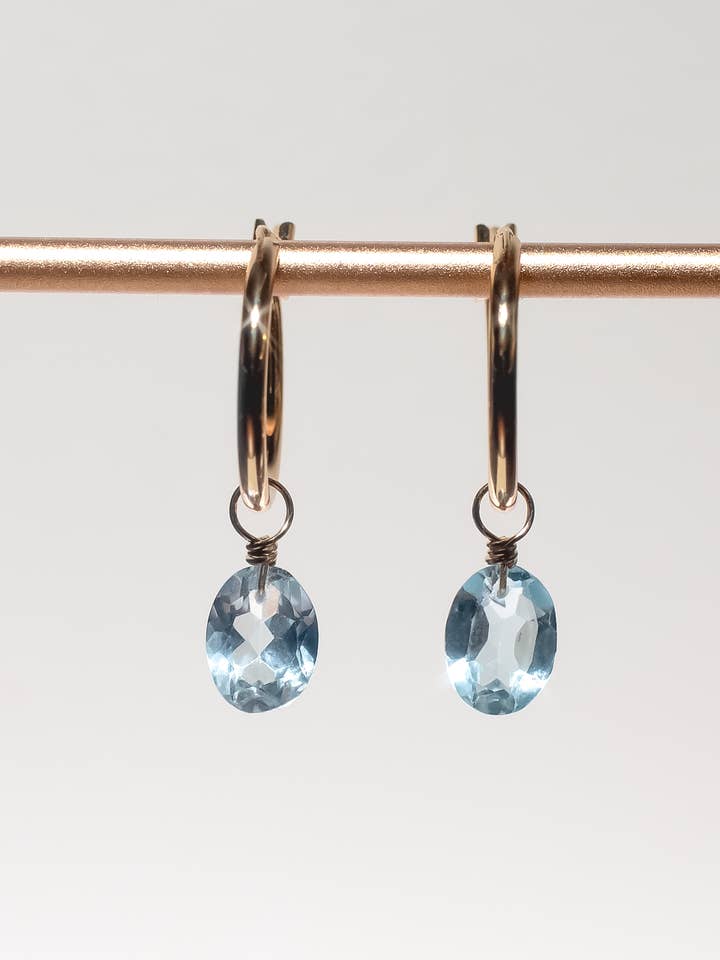 Boucles d'oreilles créoles en or rempli 14K avec topaze bleue taille ovale pour la vente par Iggi