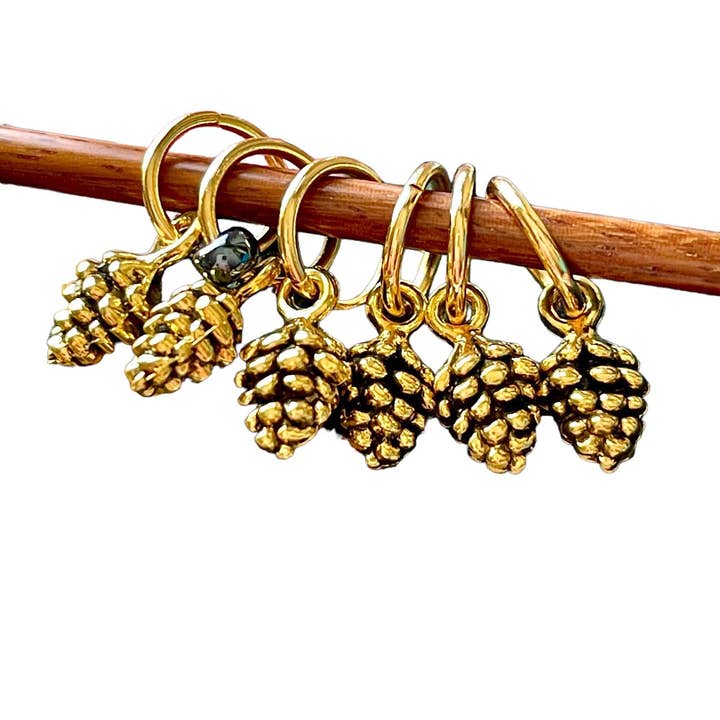 Bump on a Hill – Großhandel Strick-/Häkelzubehör – Snag Free Stricken Gold Tannenzapfen Maschenmarkierer
