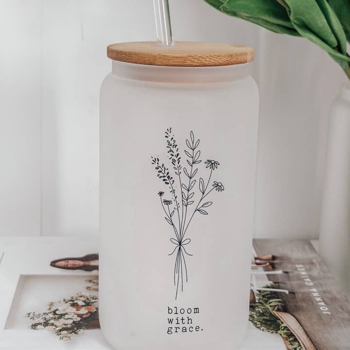 Emma K Designs - Wholesale Drinking Glass/Cup - Bloom With Grace 16oz Glass Cup with Bamboo Lid