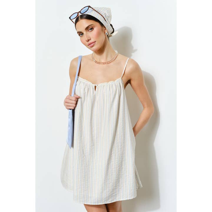 Robe mini babydoll Evangeline froncée en seersucker à rayures pour la vente par Loucia