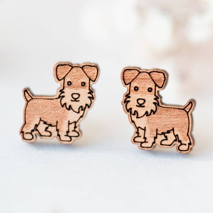Boucles d'oreilles à tige miniatures en bois de cerisier pour chien Schnauzer - EL10036 pour la vente par Robin Valley