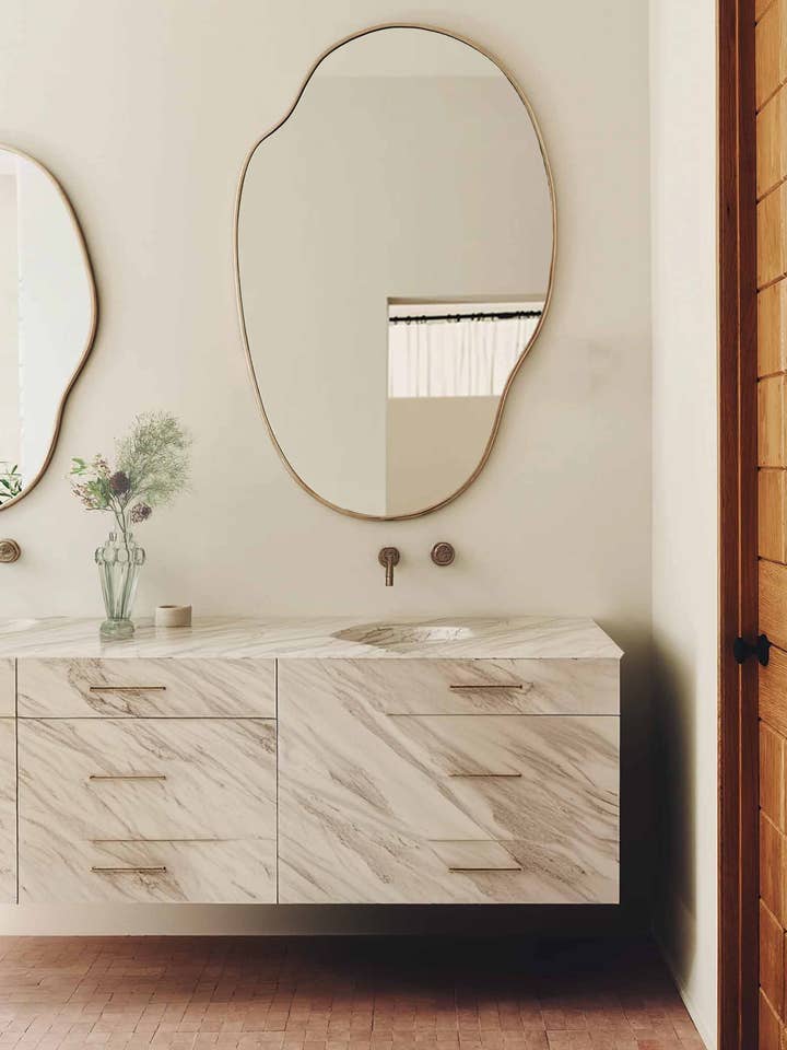 Goudomrande Asymmetrische Spiegel - Riviersteen Spiegel voor wholesale door Palmeraies