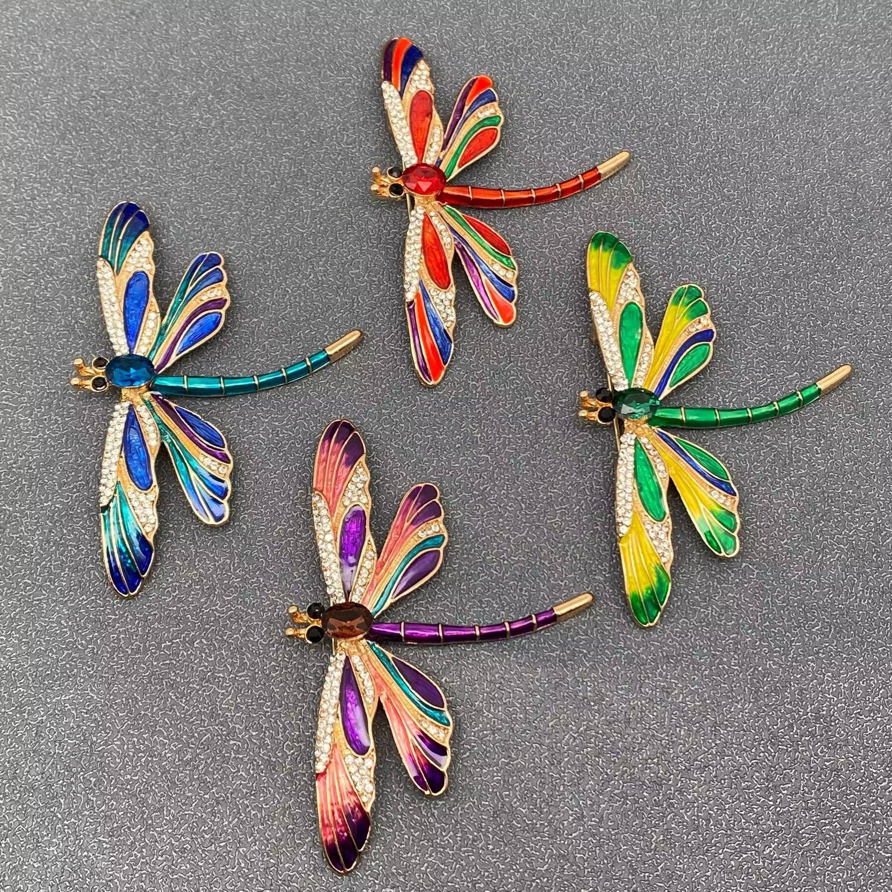 Mio Queena – Großhandel Broschen – Rhinestone-farbige Emaille-Libellenbrosche5
