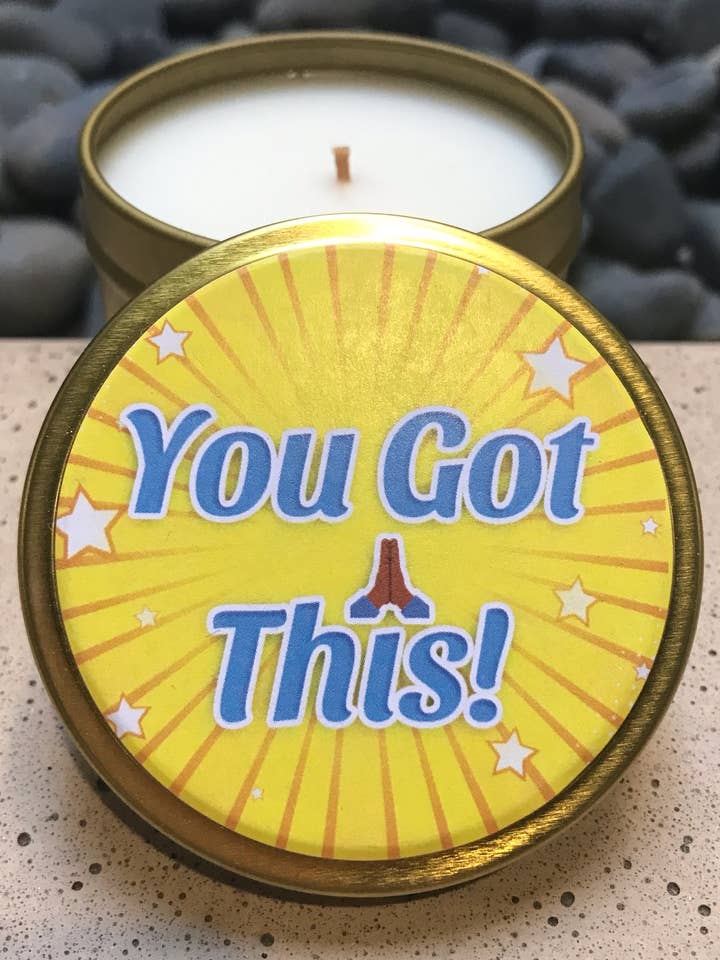 Tu l'as compris ! Bougie aux agrumes en étain doré avec mains en prière brunes pour la vente par Treasures of the Heart