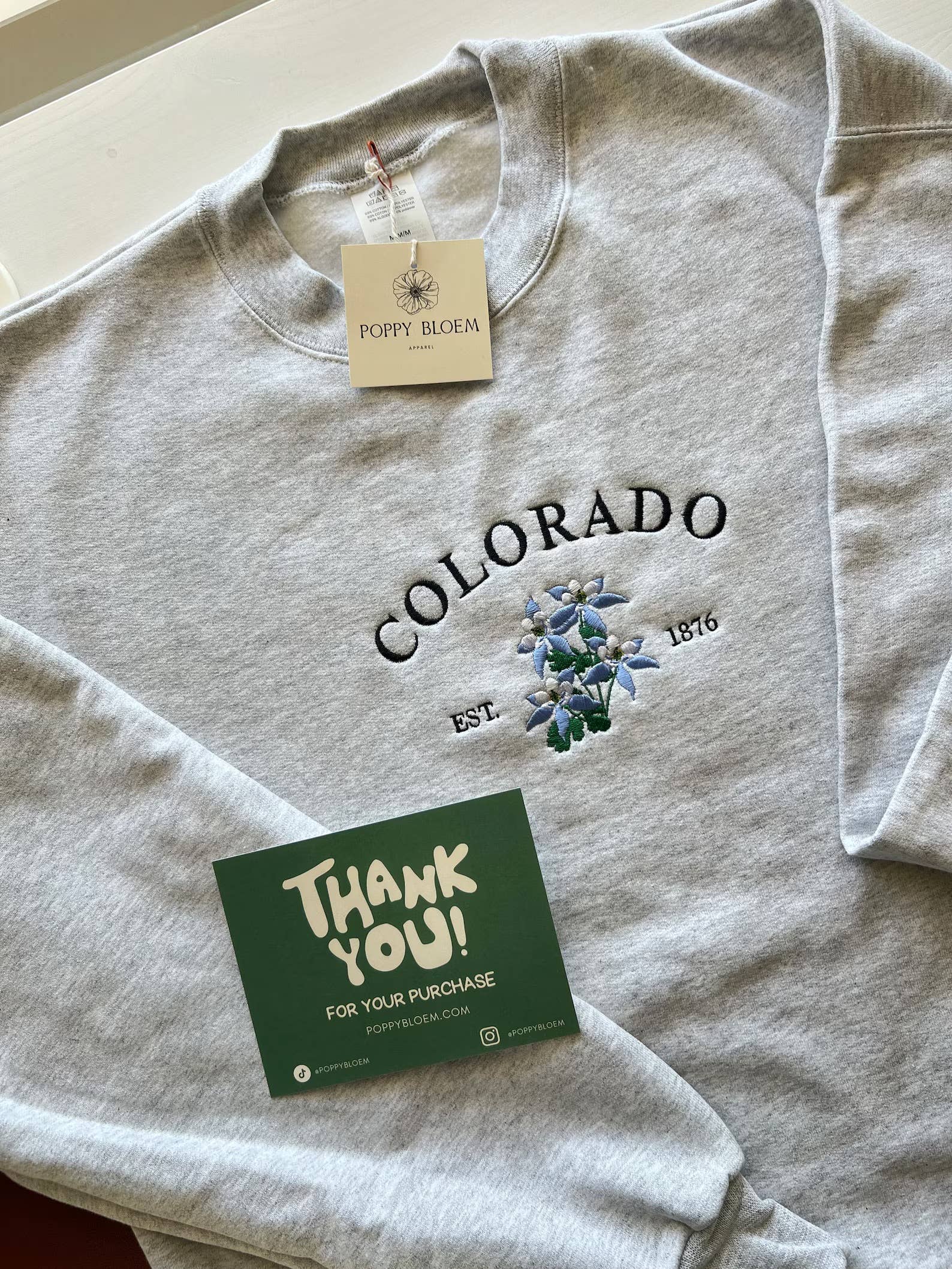 Poppy Bloem – Engroshandel Sweatshirt - Unisex – Colorado State Blomst Broderet Sweatshirt: Blå Columbine10