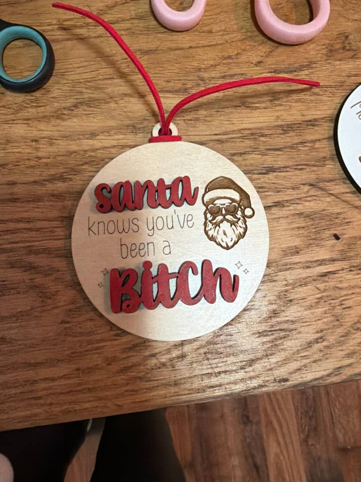 Julemanden ved, at du har været en kælling Ornament for engroshandel hos LivaBella Designs