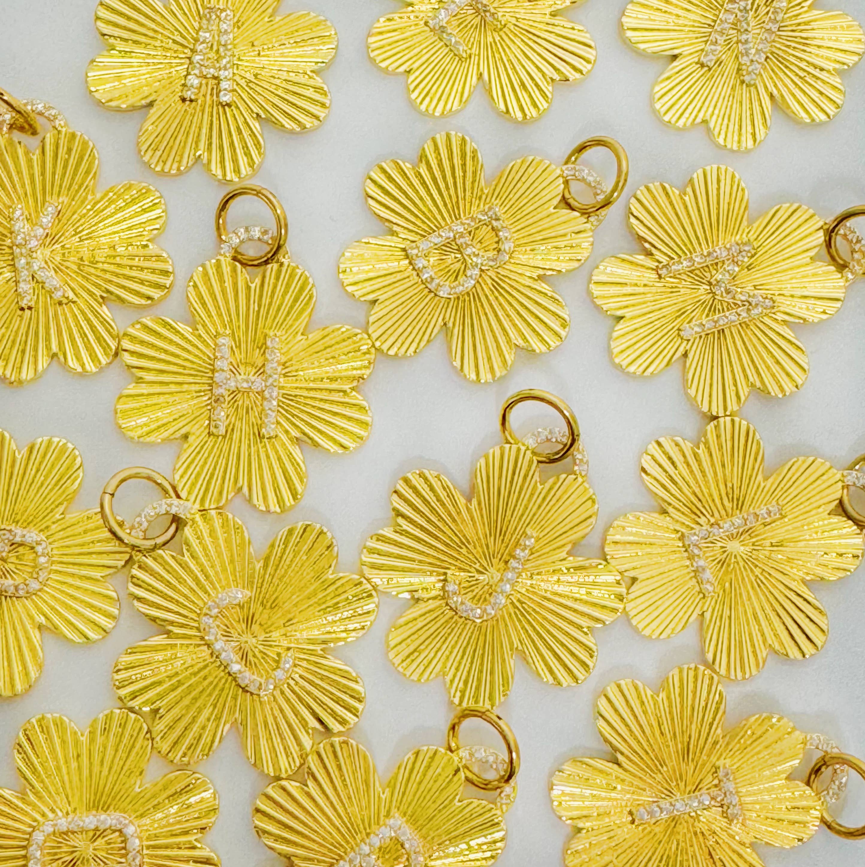 Ellison+Young - Venta al por mayor Abalorios/colgantes individuales - Colgante con clip sin costuras con iniciales de trébol10