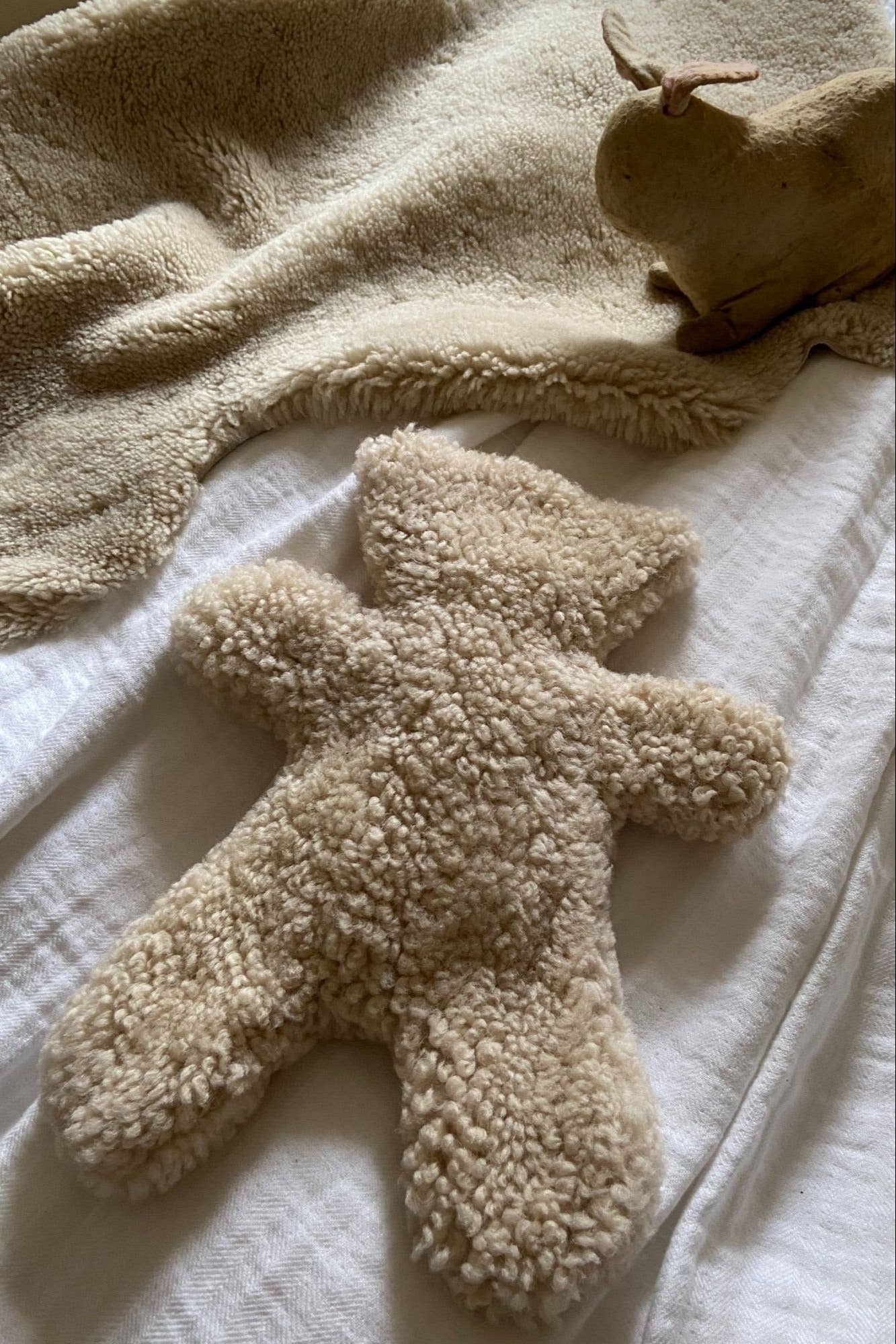 Owen Barry Ltd - Venta al por mayor Compresas de frío/calor - Botella de agua caliente con funda de piel de oveja | Flat Eric de Owen Barry6