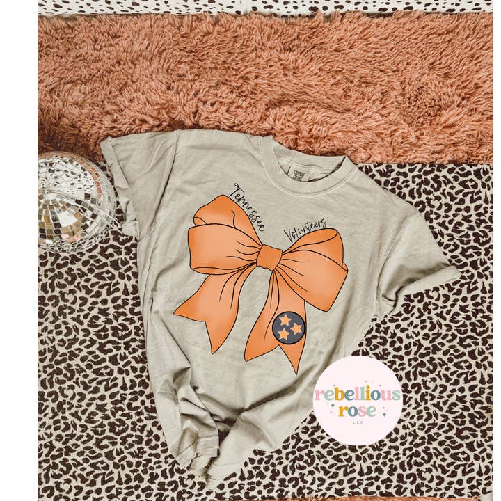 Rebellious Rose LLC - Venta al por mayor Camiseta serigrafiada - Mujer - Camiseta con estampado Preppy Tennessee Tristar Coquette Bow