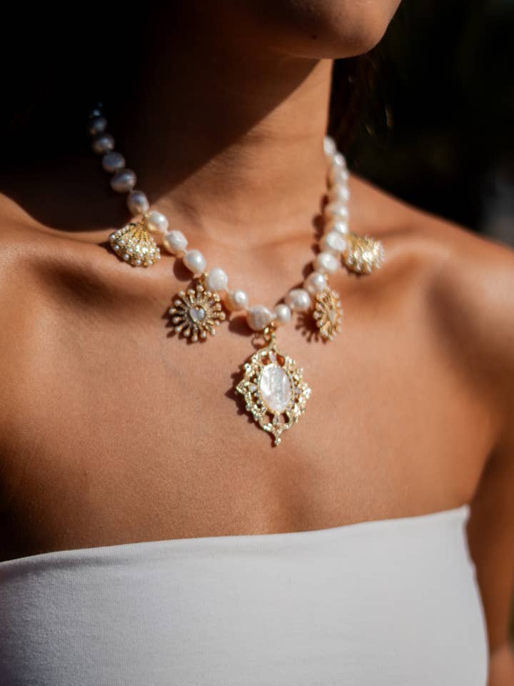 Pearl necklace with Virgin Mary medal and mother-of-pearl charms for wholesale by PHOEBE´S