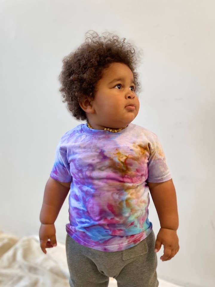 T-Shirts Biológicas para Crianças Tingidas à Mão em 7 cores por atacado de Mira Blackman