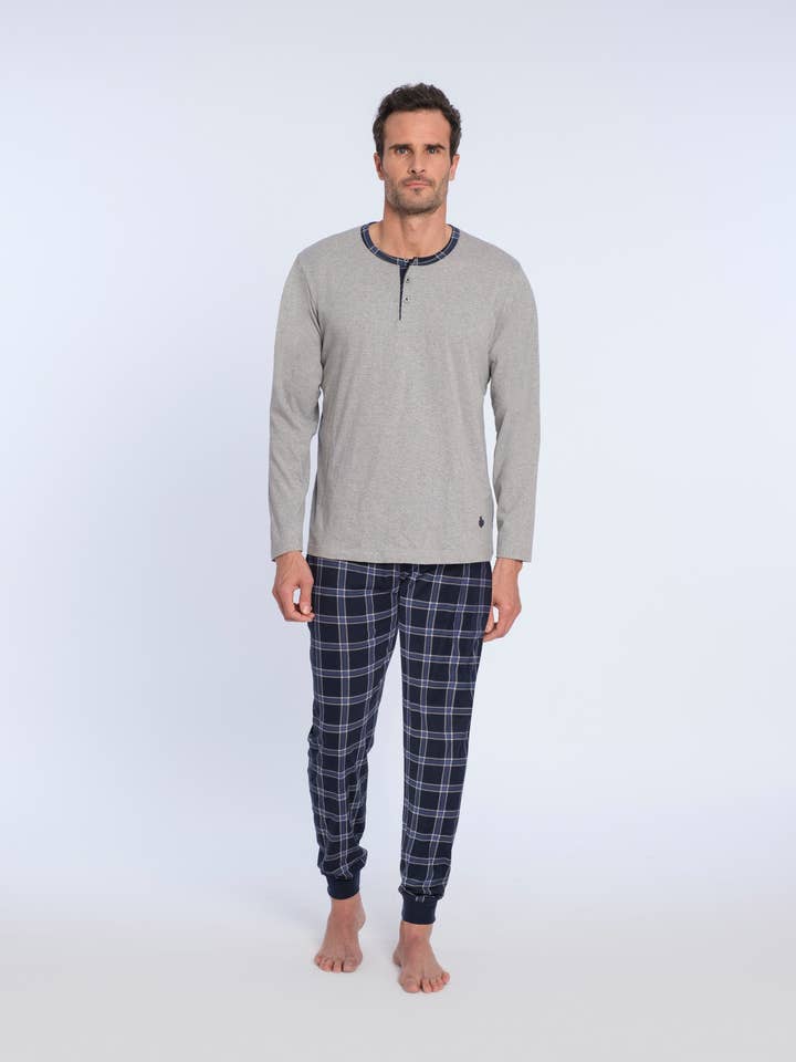 Herrepijama med strikkede ternede bukser og ensfarvet top for engroshandel hos Guasch