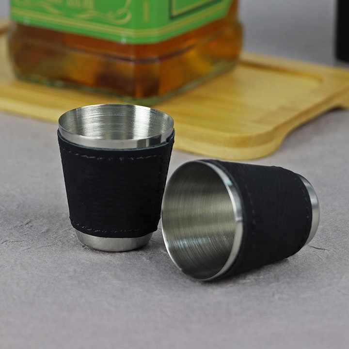 VIGOR – wholesale Plunta – VIGOR elegant julgåva - bärbart set med läderklädd stålflaska och tillbehör1