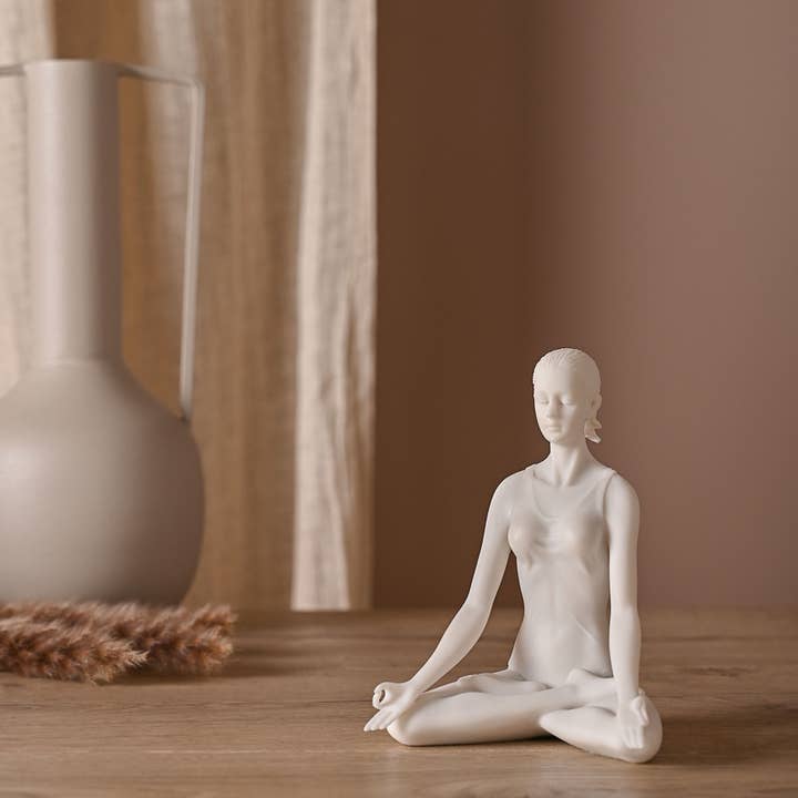 Figurine blanche Serenity Yoga Pose - Lotus pour la vente par WIDDOP and Co. US