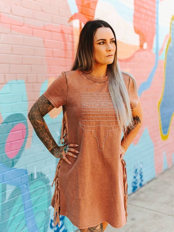 Robe en tissu minéral camel avec franges latérales pour la vente par LUCKY & BLESSED