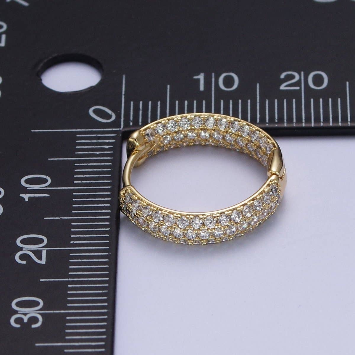 Aim Eternal - Vendita all'ingrosso Orecchini a cerchietto - Orecchini a cerchio con dichiarazione in oro 14K con CZ micro pavé trasparente su entrambi i lati | AD-0632