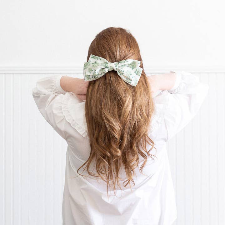 Clara Satin-Schleife in grüner Hortensie, Elizabeth Alice Studio x Grace and Grandeur Bow Co. für den Großhandel von Elizabeth Alice Studio